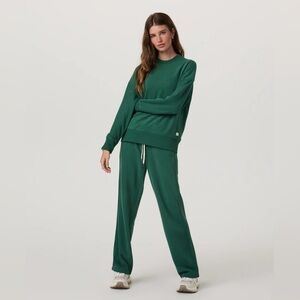Vuori Sedona Weekender Crew Sweatshirt in Viridian green